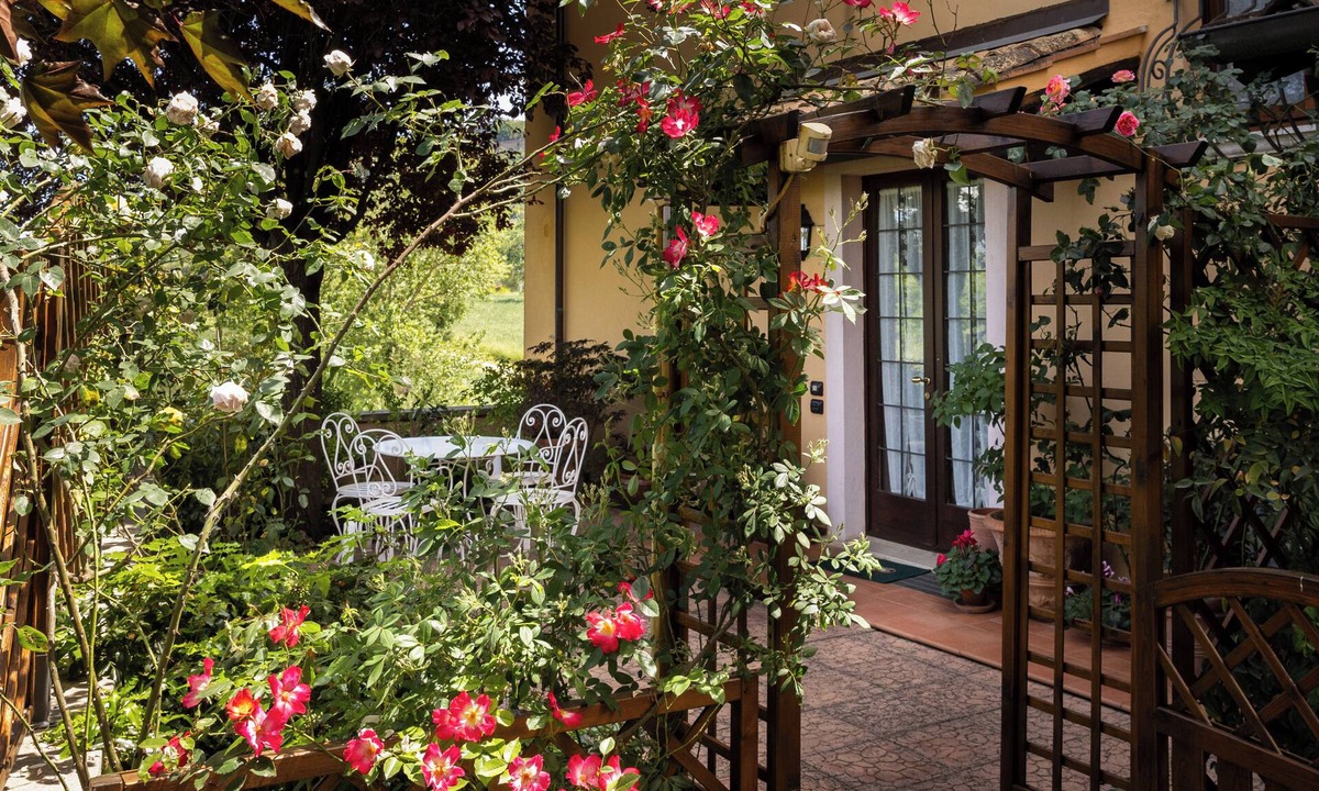 Sferracavallo Apartment | Rose Corner House