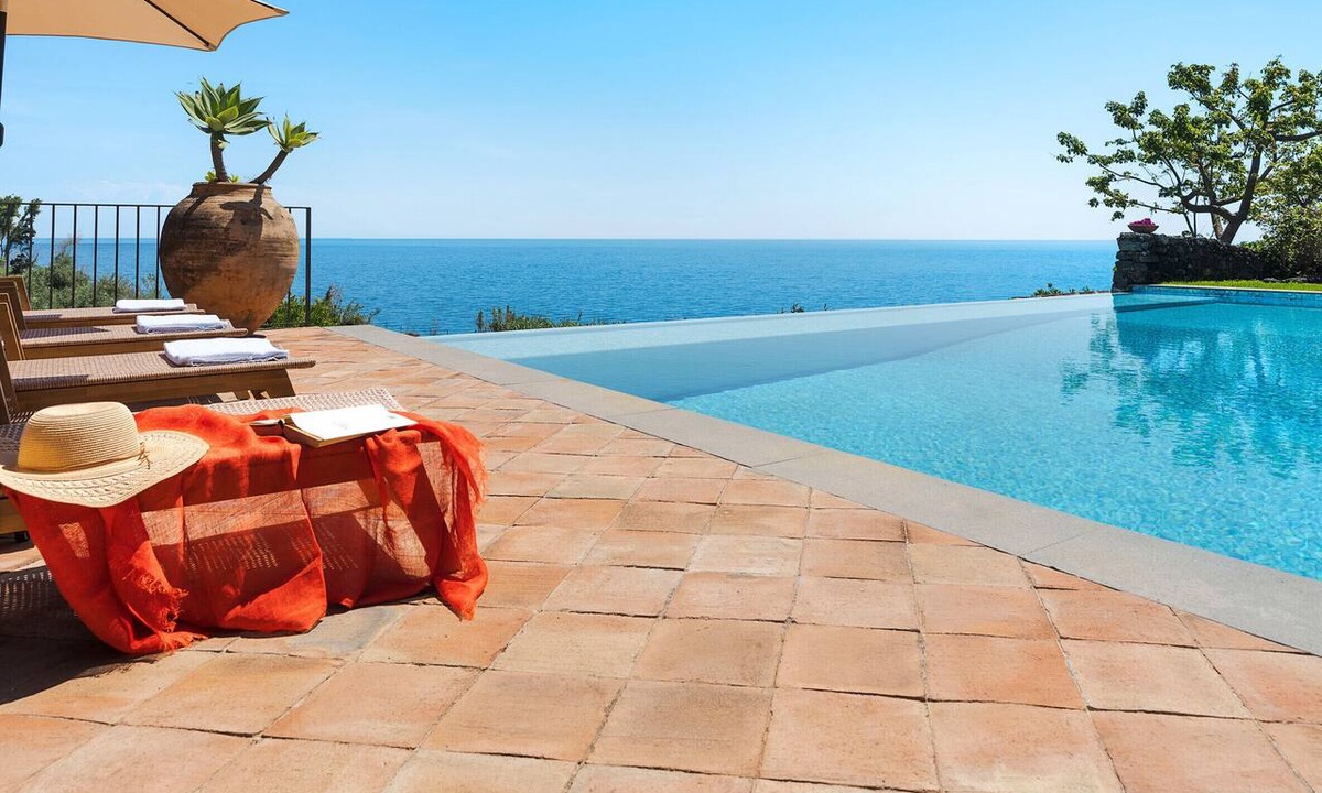 Archi Villa | Sea front villa with pool and tennis court - DiCasaInSicilia