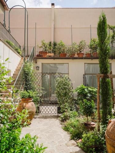 Santa Maria Novella Apartment | Sissi - Spacious Apartment with Large Living Area