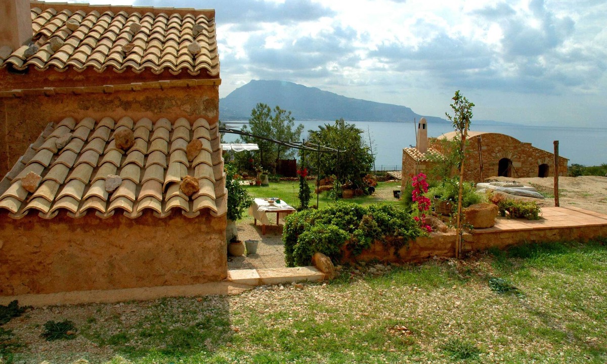 Custonaci Apartment | Studio inside an Historical villa in the Natural Reserve bordering the sea coast