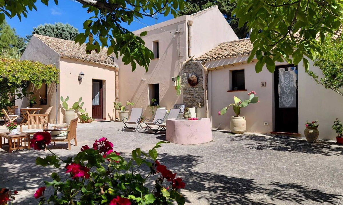 Buseto Palizzolo Villa | Stunning private villa for 14 guests with WIFI, A/C, private pool, TV and terrace