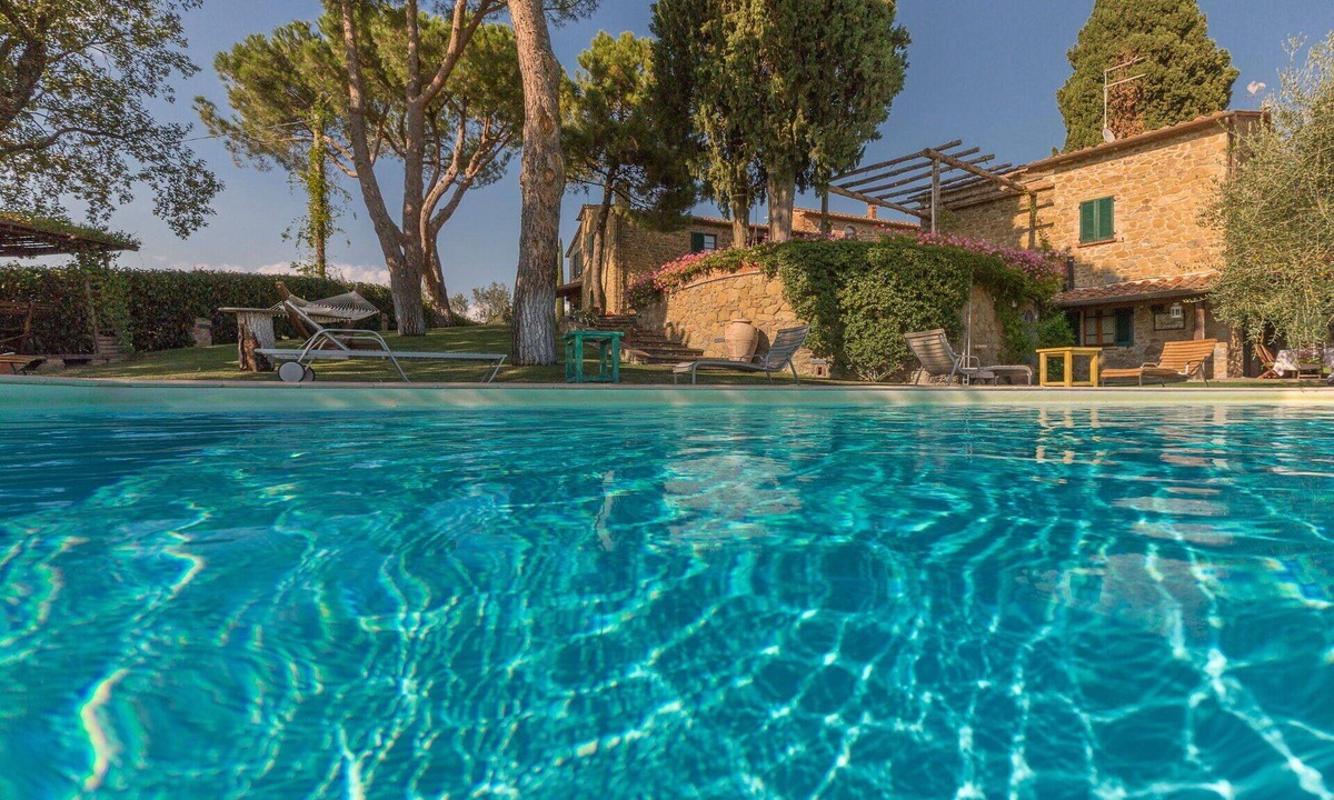Lucignano Villa | Stunning private villa for 15 people with WIFI, private pool, TV, veranda and panoramic view