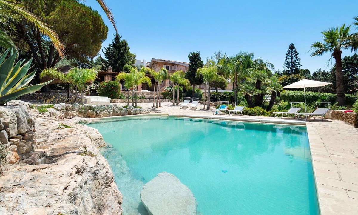 Plemmirio Villa | Stunning private villa for 10 people with A/C, WIFI, private pool, TV and terrace
