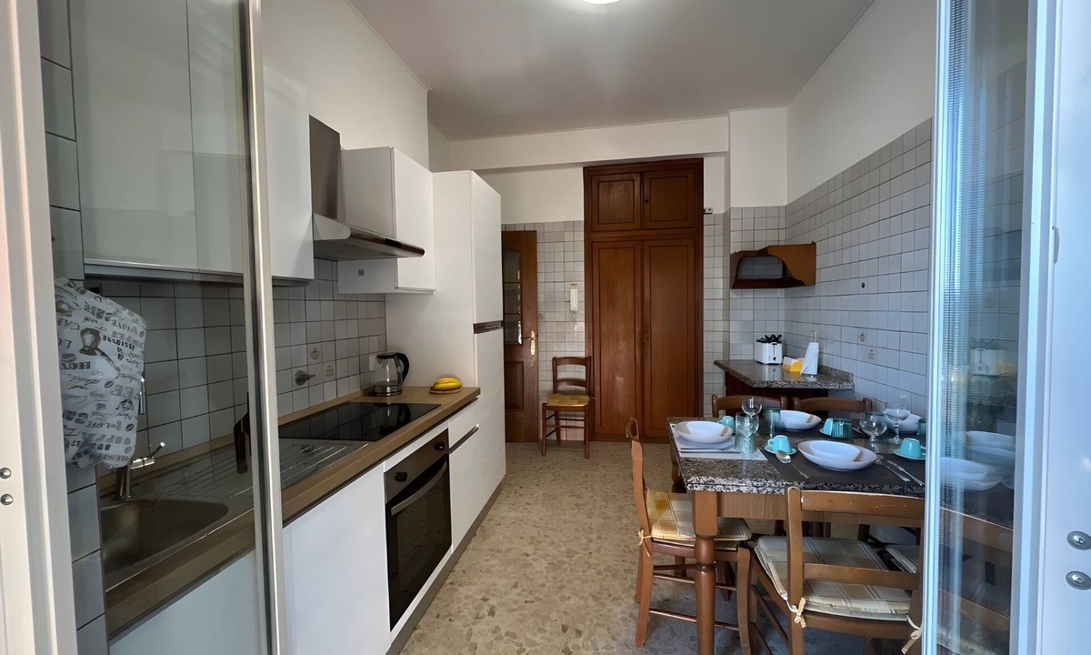 Rome Apartment | Sunny 2BR Apartment near Vatican AC Bus 98 to Centre