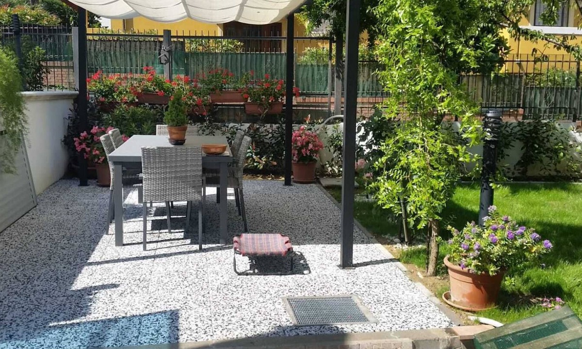 Rivabella Apartment | Tavern with garden. Vacation at the beach or work at the Fair, all within 2 steps!