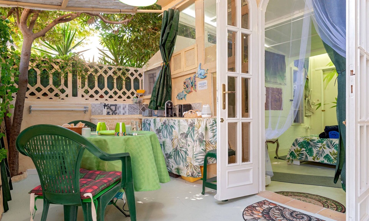 Vada Apartment | ‘The Green Artists’ Room’ with Private Garden and Wi-Fi