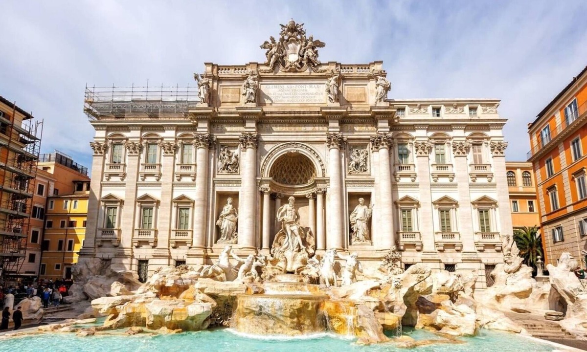 Rione II Trevi Apartment | THE ROMAN TOWNHOUSE - JUST STEPS FROM THE LEGENDARY TREVI FOUNTAIN - 300 SQM