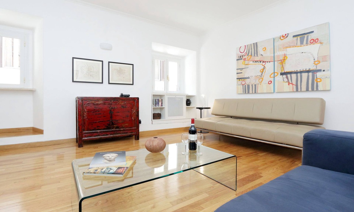 Rione III Colonna Apartment | The Spanish Steps Apartment on Via della Mercede - Early check-in and transfer!
