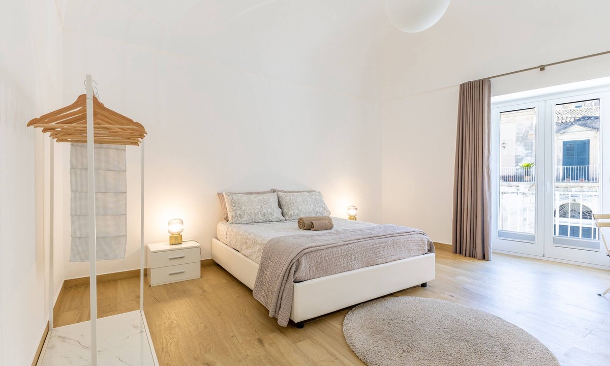 Casa Papa Apartment | Vico21 Apartment in Central Modica with Balcony, Wi-Fi, and Air Conditioning