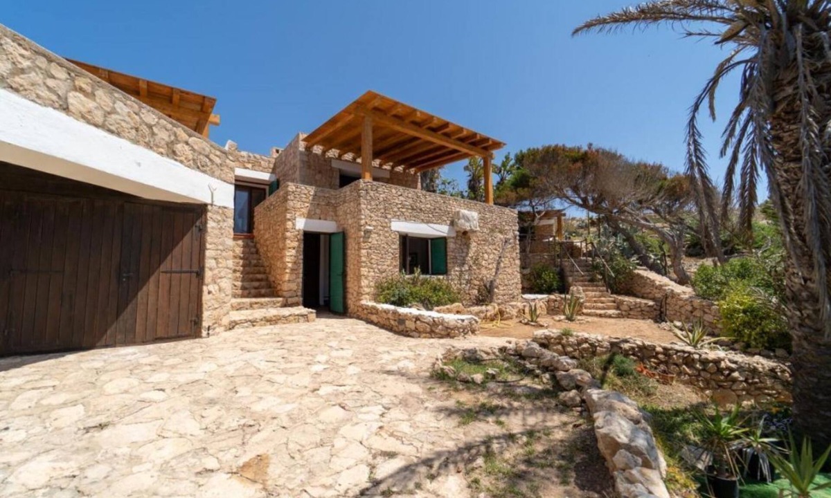 Lampedusa Villa | Villa Casa degli Elimi dammuso by the sea in exclusive bay in Lampedusa