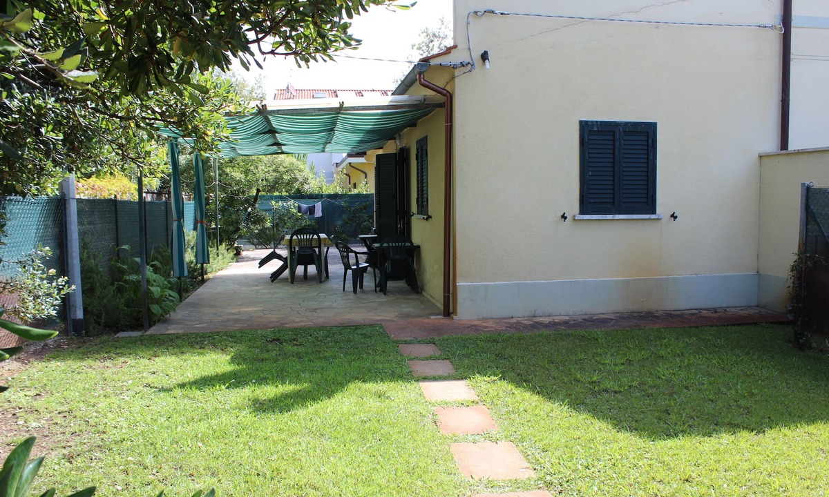 Marina di Pietrasanta Villa | Villa Chiara, beach front, air conditioning, 6 pax, 2 bedrooms, 2 bathrooms, living room