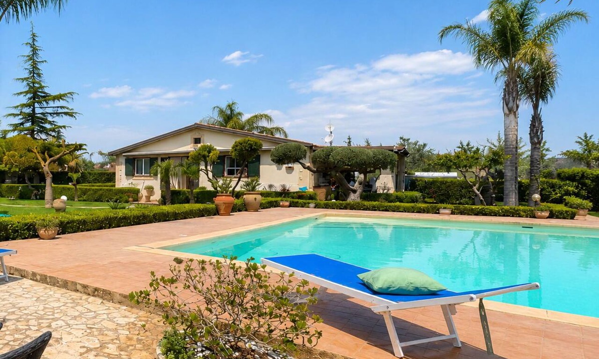 Chiaramonte Gulfi Villa | Villa in Chiaramonte Gulfi with 3 bedrooms sleeps 6