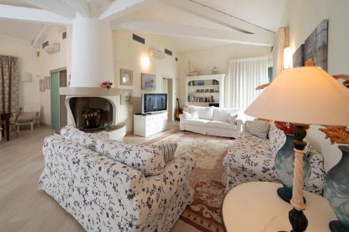 Gralaoni-Pralesi-Cisano Villa | VILLA INFINITY - Regarda Travel