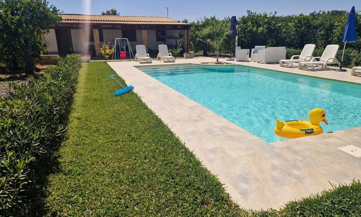 Avola Villa | Villa Lorenzo with Private Garden, Whirlpool & Wi-Fi