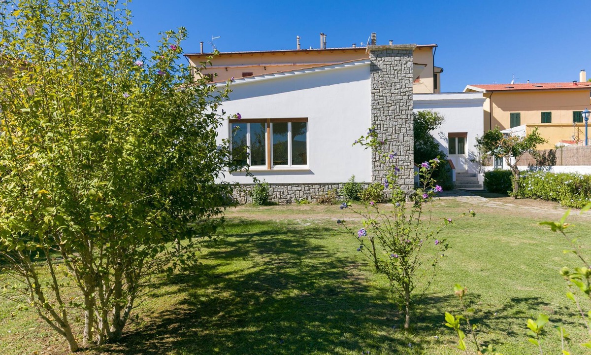 Marina di Campo Villa | Villa "Mattera" with spacious garden and close to the sea