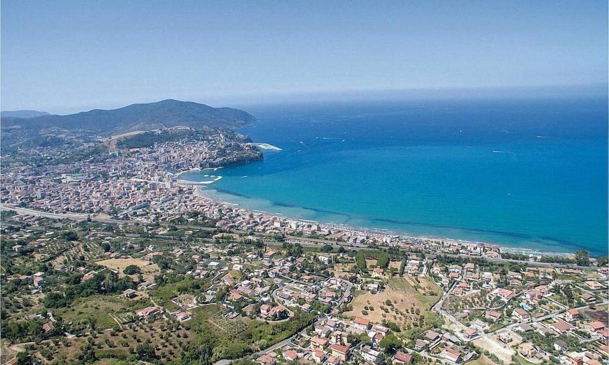 Agropoli Villa | Villa Nanni: An elegant and welcoming two-story villa situated on a promontory facing the sea, with Free WI-FI.