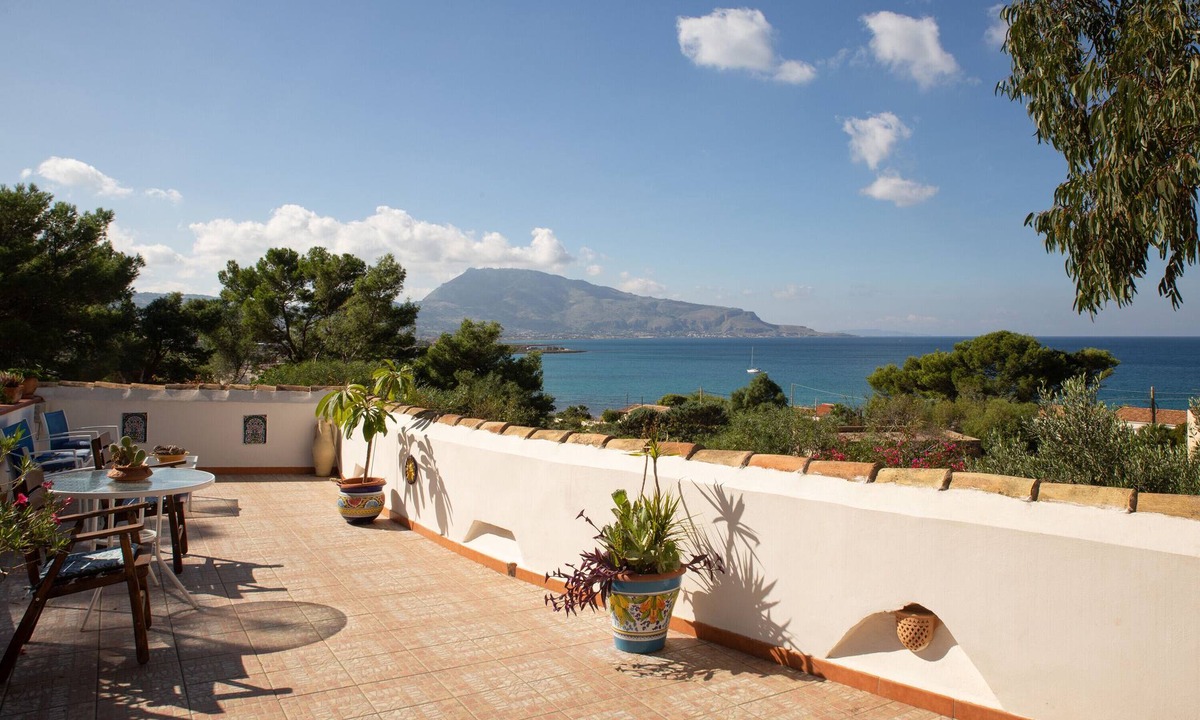 Custonaci Villa | Villa Sul Mare Vista Tramonto with Sea View, Garden and Wi-Fi