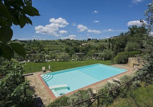 Casa Bonannia F: A bright two-story apartment in the characteristic style of the Tuscan countryside.