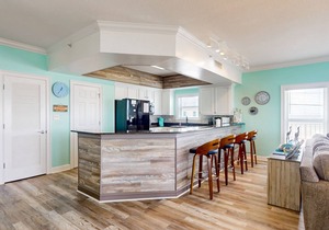 Second Floor Condo a/Ocean View, Shared Pool & Hot Tub, High-Speed WiFi, & W/D in Mexico Beach