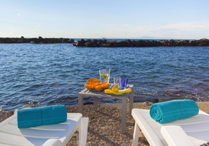 Villa del Sole with Sea View, Direct Sea Access, Parking and Air Conditioning