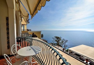 Villa Faustina A: A bright and elegant studio apartment located in the center of Positano, with Free WI-FI.