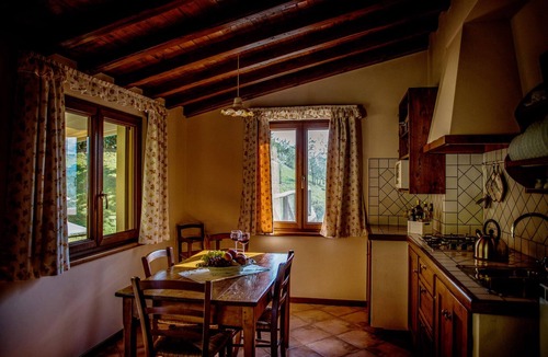 Pieve Fosciana Cottage | 1 Bedroom Farm Apartment with Infinity Pool, Walk to Restaurant