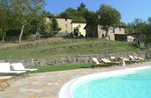 Pieve Fosciana Cottage | 1 Bedroom Farm Apartment with Infinity Pool, Walk to Restaurant