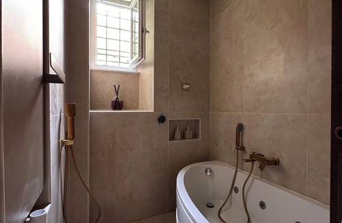Tuscolano House | A Dolce Casa Romana Lux | Jacuzzi - Metro A 2 min