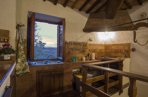 Proceno Apartment | Altertümliche Pracht, Unterkunft mit Schwimmbad in einem Schloss by Interhome
