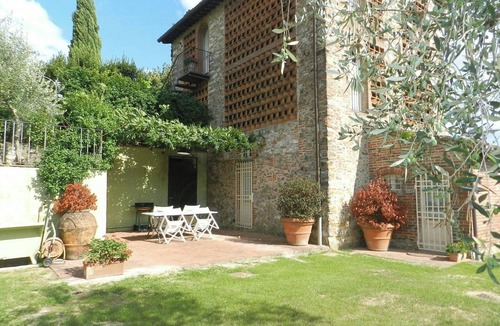 San Michele di Moriano Apartment | Apartment in stone house with pool near Lucca