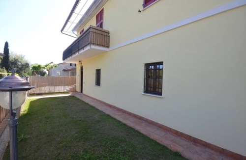 Querceta Apartment | Apartment with a garden, 8 minutes from the beach in Forte dei Marmi