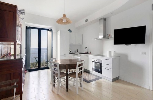 Capo d'Orlando Apartment | Apartment 'A Casa Di Betti' with Wi-Fi