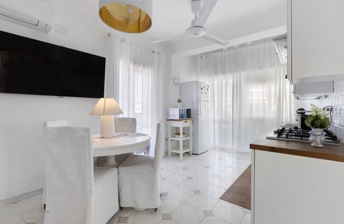 Scala Apartment | Apartment 'A Due Passi Dal Mare' with Sea View, Wi-Fi and Air Conditioning