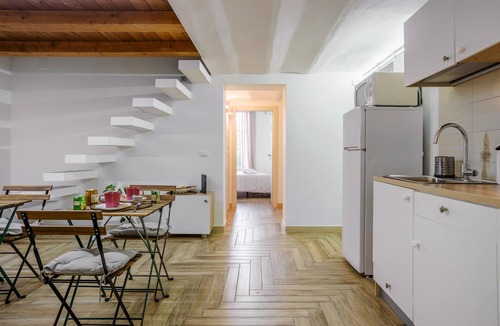 Corso dei Mille - Sant'Erasmo Apartment | Apartment "Calypso Il Binario Apartment" with Private Balconies, Wi-Fi & A/C
