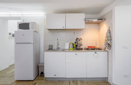 Corso dei Mille - Sant'Erasmo Apartment | Apartment "Calypso Il Binario Apartment" with Private Balconies, Wi-Fi & A/C