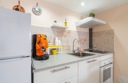 Avola Apartment | Apartment 'I Vacanzieri - Papavero Apt' with Balcony, Wi-Fi and Air Conditioning