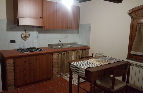 Giugnano Apartment | Apartment 'Il Gelsomino' with Shared Pool, Wi-Fi and Air Conditioning