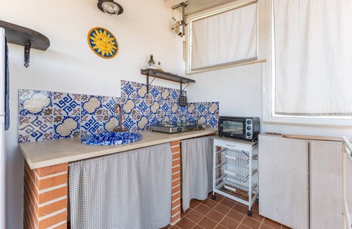 Casa Papa Apartment | Apartment 'In Villa Con Vista' with Shared Pool, Wi-Fi and Air Conditioning