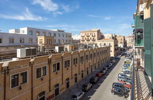 Corso dei Mille - Sant'Erasmo Apartment | Apartment 'L'Incanto - Central Station' with Wi-Fi and Air Conditioning