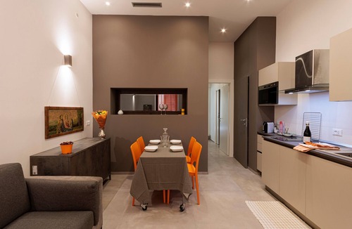 Noto Historic Centre Apartment | Apartment 'La Casetta Del Cuore' with Private Backyard, Wi-Fi and Air Conditioning