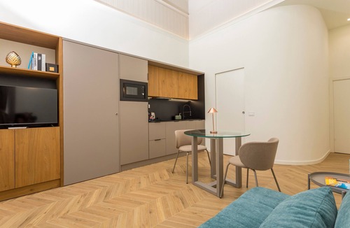 Borgo-Sanzio Apartment | Apartment 'La Finestra Down Town - Fronte' with Balcony, Wi-Fi and Air Conditioning