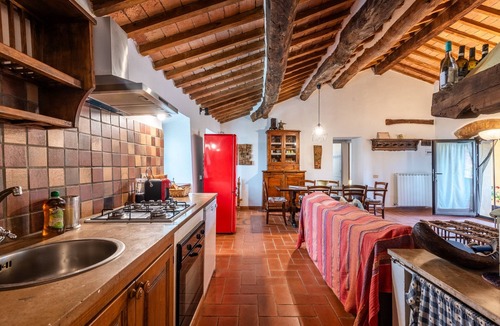 Castiglione d'Orcia Apartment | Apartment 'Podere Il Tigliolo Sulla' with Shared Pool, Private Terrace and Wi-Fi