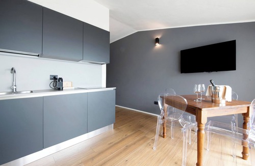 Oldesio Apartment | Apartment 'Piazzetta' with Balcony, Wi-Fi and Air Conditioning