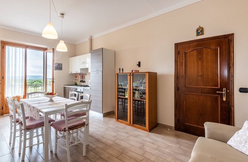 San Gimignano Apartment | Apartment 'Tenuta Fornacelle La Rosa' with Shared Pool, Wi-Fi and Air Conditioning