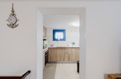 Custonaci Apartment | Apartment 'Villino Elvira' with Sea View, Wi-Fi and Air Conditioning