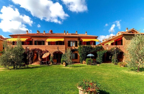 Sughera Apartment | Apartment with pool, A/C, WIFI, TV, veranda, pets allowed, panoramic view, close to San Gimignano