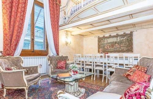 Duomo Apartment | Appartamento Convivio: An elegant and welcoming apartment located in the historic center of Florence, at a short distance from Palazzo Pitti and from Ponte Vecchio (old bridge), with Free WI-FI.