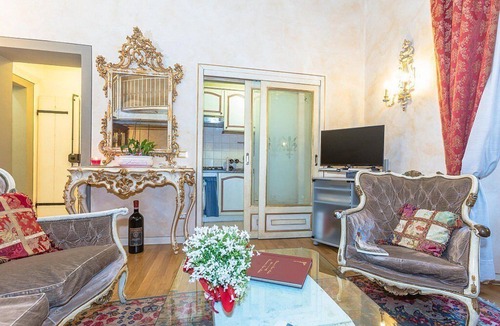 Duomo Apartment | Appartamento Convivio: An elegant and welcoming apartment located in the historic center of Florence, at a short distance from Palazzo Pitti and from Ponte Vecchio (old bridge), with Free WI-FI.