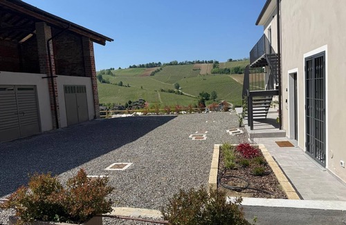 Torricella Verzate House | B&B NessunConfine CasaLaura with a magnificent view of the Oltrepò vineyards