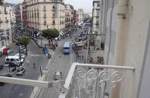 Naples City Centre House | Basic 8 Bed Mixed Dorm (share Bathroom)